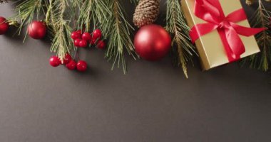 Gri arkaplanlı bir noel süslemesi ve fotokopi alanı. Noel, gelenek ve kutlama konsepti.