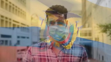 Ekvador bayrağının şehir caddesinde yüz maskesi takan Latin adamın üzerinde sallanışının animasyonu. covid 19 salgın konsepti boyunca dijital olarak üretilen küresel sağlık önlemleri.