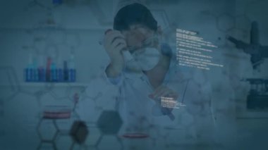 Laboratuvarda çalışan beyaz kadın bilim adamı üzerinde tıbbi veri işleme animasyonu. Tıbbi araştırma ve bilim teknolojisi kavramı