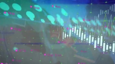 Dünya haritası üzerinde veri işleme animasyonu. küresel iş ve dijital arayüz kavramı dijital olarak oluşturulmuş video.