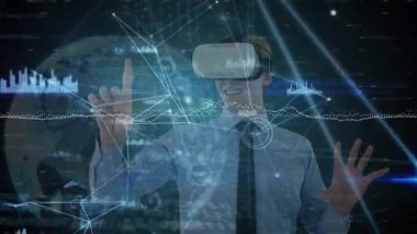 VR kulaklık takan beyaz iş adamına karşı bağlantılar ve veri işleme ağı. İş teknolojisi kavramı
