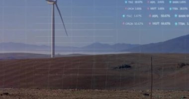 Mavi gökyüzüne karşı dönen rüzgar türbini üzerinde işlenen borsa verilerinin animasyonu. Küresel ekonomi ve yenilenebilir enerji teknolojisi kavramı