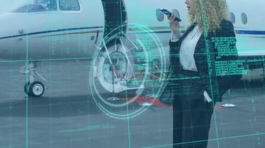 Havaalanındaki beyaz iş kadınının veri işleme animasyonu. Küresel iş ve dijital arayüz kavramı dijital olarak oluşturulmuş video.