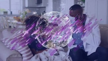 Afro-Amerikan erkek doktor ve hasta üzerinde veri işleme ve küre animasyonu. Küresel tıp ve dijital arayüz kavramı dijital olarak oluşturulmuş video.