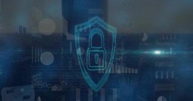 Şehir manzarasının havadan görüntüsü üzerinden veri işleme özelliği olan asma kilit simgesi ve ekranların animasyonu. Siber güvenlik ve iş teknolojisi kavramı