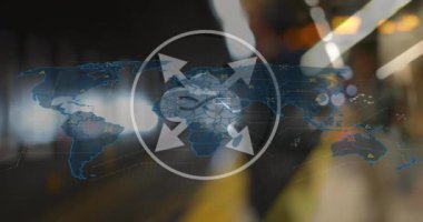 Tren istasyonuna karşı dünya haritasında dijital simge ve veri işleme ağının animasyonu. Bilgisayar arayüzü ve iş teknolojisi kavramı