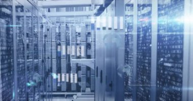 Bilgisayar sunucu odasına karşı matematik denklemleri ve veri işleme animasyonları. Bilgisayar arayüzü ve iş veri depolama teknolojisi kavramı