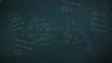 Soyut arkaplan üzerinde beyaz döngülü matematiksel denklemlerin animasyonu. Dijital olarak üretilmiş, hologram, fizik, makine öğrenme, formül, öğretim ve eğitim kavramı.