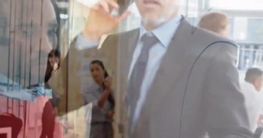 Çeşitli iş adamlarının konuşmaları üzerine finansal veri işleme animasyonu. Küresel iş ve dijital arayüz kavramı dijital olarak oluşturulmuş video.