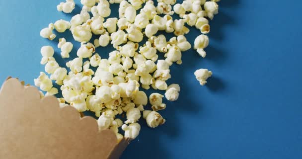 Video Zblízka Krabice Popcornu Modrém Pozadí Jídlo Párty Kopírování Prostor — Stock video