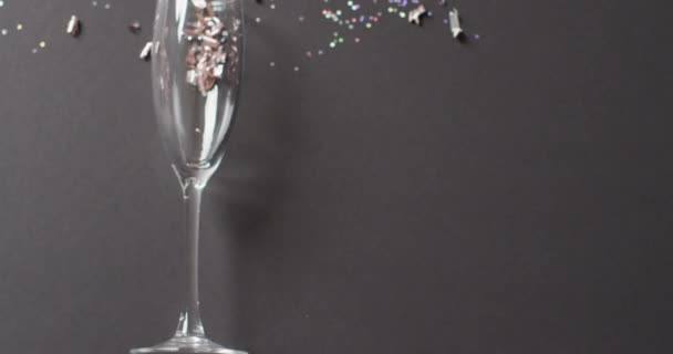 Vidéo Verre Flûte Champagne Avec Confettis Scintillants Étoiles Argentées Sur — Video