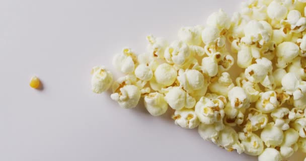 Video Van Close Van Popcorn Witte Achtergrond Voedsel Feest Kopieerruimte — Stockvideo