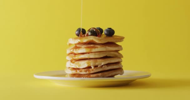 Video Maple Syrup Pouring Pancakes Yellow Background American Cuisine Meal — Stock Video