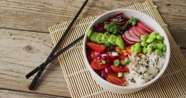 Composición Cuenco Arroz Verduras Con Palillos Sobre Fondo Madera Concepto — Vídeo de stock