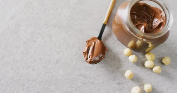 白色背景的巧克力奶油罐的特写视频 派对和复制空间概念 — 图库视频影像