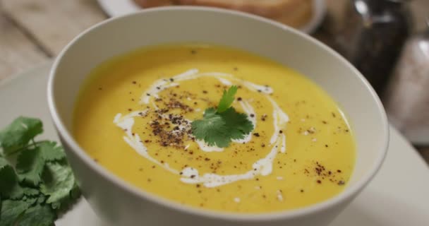 木製のテーブルの上にボウルにクリーム野菜スープのビデオ装飾 アメリカ料理 食べ物 料理の概念 — ストック動画