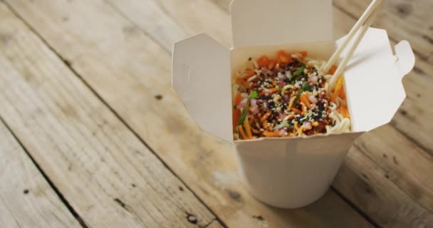 Composição Caixa Pad Thai Com Pauzinhos Fundo Madeira Conceito Comida — Vídeo de Stock