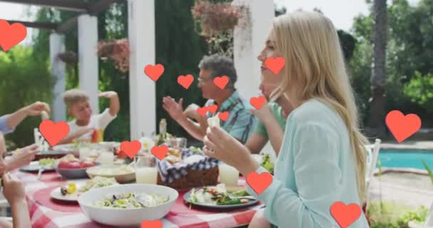 Bahçede Yemek Yiyen Beyaz Aile Yerine Kalp Animasyonu Aile Hayatı — Stok video