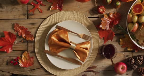 Videó Tálca Pulykával Burgonyával Sütőtökkel Díszített Asztal Előkészítve Hálaadásra Hálaadás — Stock videók