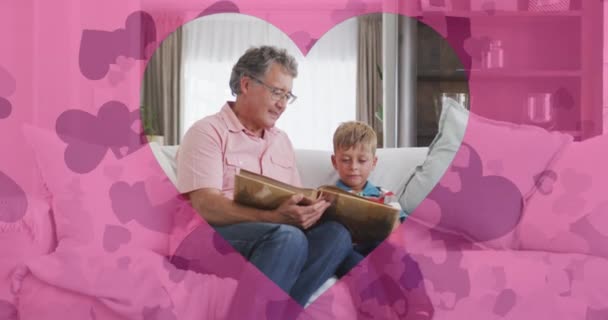 Animacja Serc Nad Szczęśliwy Biały Dziad Wnuk Czytanie Księga Domu — Wideo stockowe