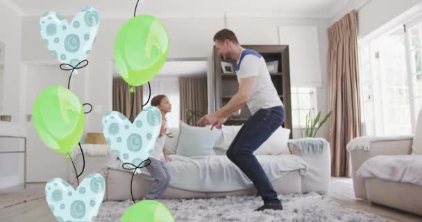 幸せな白人の父親と娘を飛び越えて風船のアニメーションやホームで遊んでいます 家族国内生活愛介護の概念デジタルで生成されたビデオ — ストック動画