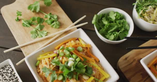 Σύνθεση Μπολ Pad Thai Λαχανικά Σάλτσες Και Μπαχαρικά Ξύλινο Φόντο — Αρχείο Βίντεο