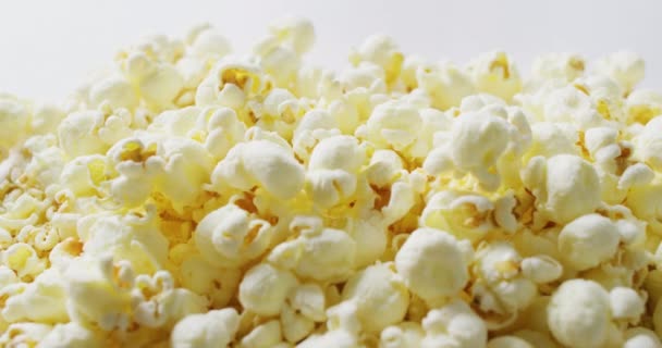 Video Van Close Van Popcorn Vallen Witte Achtergrond Voedsel Feest — Stockvideo