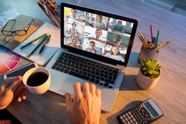 Adamın elleri ekranda çeşitli ilkokul öğrencilerinin gülümsediği bir video görüşmesi için dizüstü bilgisayar kullanıyor. iletişim teknolojisi ve çevrimiçi eğitim, dijital kompozit resim.