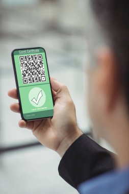 Elinde kovanlı 19 aşılı pasaportlu akıllı telefon tutan adam. küresel covid 19 salgın konsepti dijital olarak oluşturulmuş video.