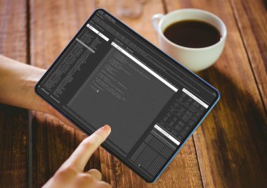 Ahşap masa onun tablet pc kullanan kadın
