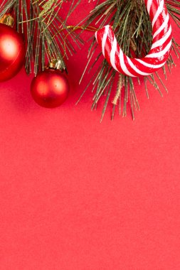 Kırmızı arkaplanda noel dekorasyonu ve fotokopi alanı resmi. Noel, gelenek ve kutlama konsepti.