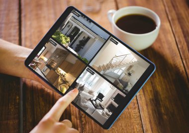 Ahşap masa onun tablet pc kullanan kadın