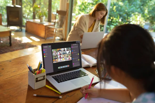 Menina Asiática Usando Laptop Para Videochamada Com Sorrindo Diversos Alunos — Fotografia de Stock