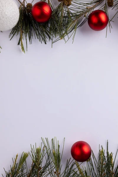 白い背景に泡とコピースペースとクリスマスの装飾のイメージ クリスマス お祝いのコンセプト — ストック写真
