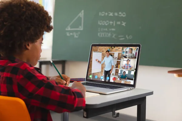 Afroamerykanin Korzystający Laptopa Rozmów Wideo Różnymi Uczniami Liceum Ekranie Technologie — Zdjęcie stockowe