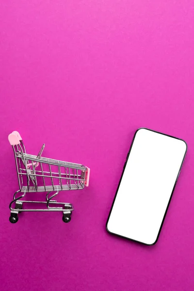Composición Carrito Compra Smartphone Con Espacio Copia Sobre Fondo Rosa — Foto de Stock