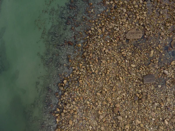 Yleisnäkymä Vihreä Meri Meren Rannalla Kiviä Maisema Meri Luonto Käsite — kuvapankkivalokuva