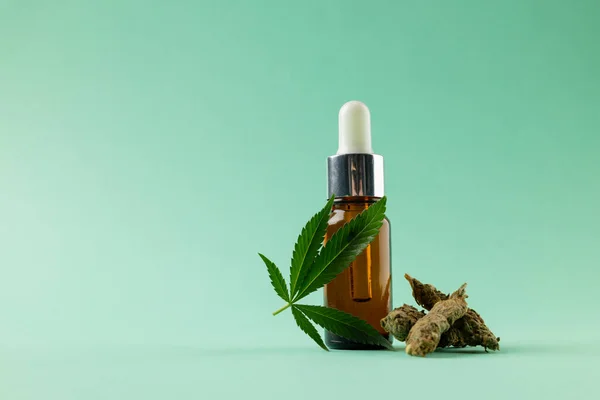 Bild Einer Flasche Cbd Und Getrockneten Marihuana Blättern Auf Grüner — Stockfoto