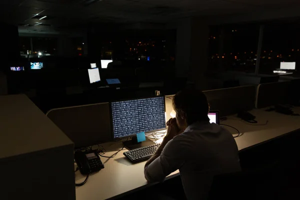 Blanke Mannelijke Programmeur Zit Achter Het Bureau Gebruikt Computer Met — Stockfoto