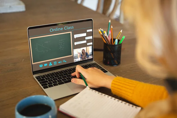 白人妇女使用笔记本电脑进行视频通话 屏幕上有微笑的女教师 通信技术和在线教育 数字合成图像 — 图库照片