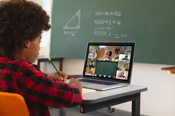 Menino Afro Americano Usando Laptop Para Videochamada Com Diversos Alunos — Fotografia de Stock