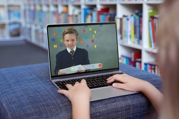 Menina Caucasiana Usando Laptop Para Chamada Vídeo Com Aluno Escola — Fotografia de Stock