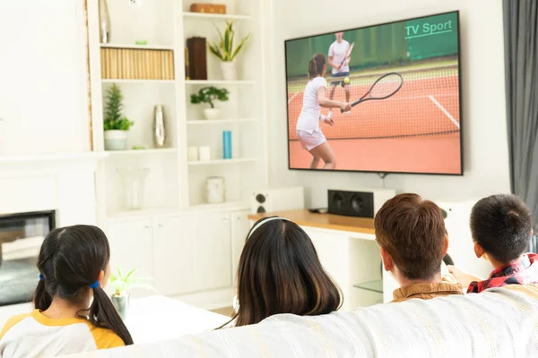 Visão Traseira Família Sentados Casa Juntos Assistindo Jogo Tênis Esportes — Fotografia de Stock