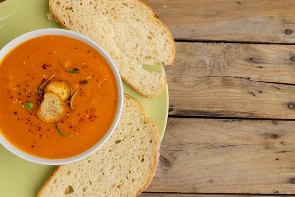 Horizontal Image Bowl Tomato Soup Garnish Sliced White Bread Wood — Stock Photo, Image