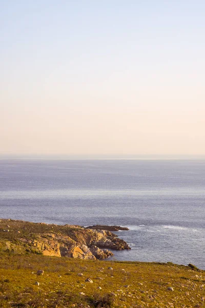 Landskap Lugnt Hav Och Havsstrand Med Klippor Blå Molnfri Himmel — Stockfoto