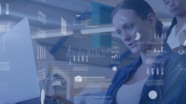 Çeşitli doktorlar üzerinde veri işleme animasyonu. Küresel tıp, bilim ve dijital arayüz kavramı dijital olarak üretilen video.