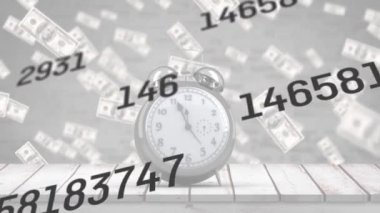 Uçan dolarların ve masadaki çalar saatin üzerindeki tik tak numaralarının animasyonu. Dijital bileşik, çoklu pozlama, rakamlar, para birimi, aciliyet, zaman, finans ve teknoloji kavramı.