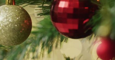 Mücevherli ve odaksız peri ışıklarıyla dolu bir Noel ağacı videosu. Noel, gelenek ve kutlama konsepti.