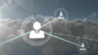 Gökyüzündeki gri bulutlara karşı profil simgeleri ağının animasyonu. Küresel ağ ve iş teknolojisi kavramı