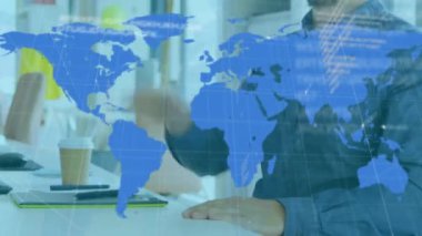 Karton kutulu teslimatçının üzerindeki dünya çapındaki bağlantıların animasyonu. Küresel iş iletişimi ve dijital arayüz kavramı dijital olarak oluşturulmuş video.